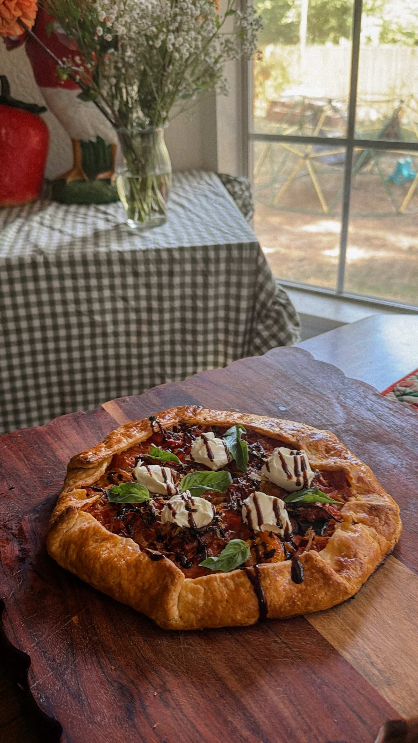 Rustic tomato and Gruyère galette